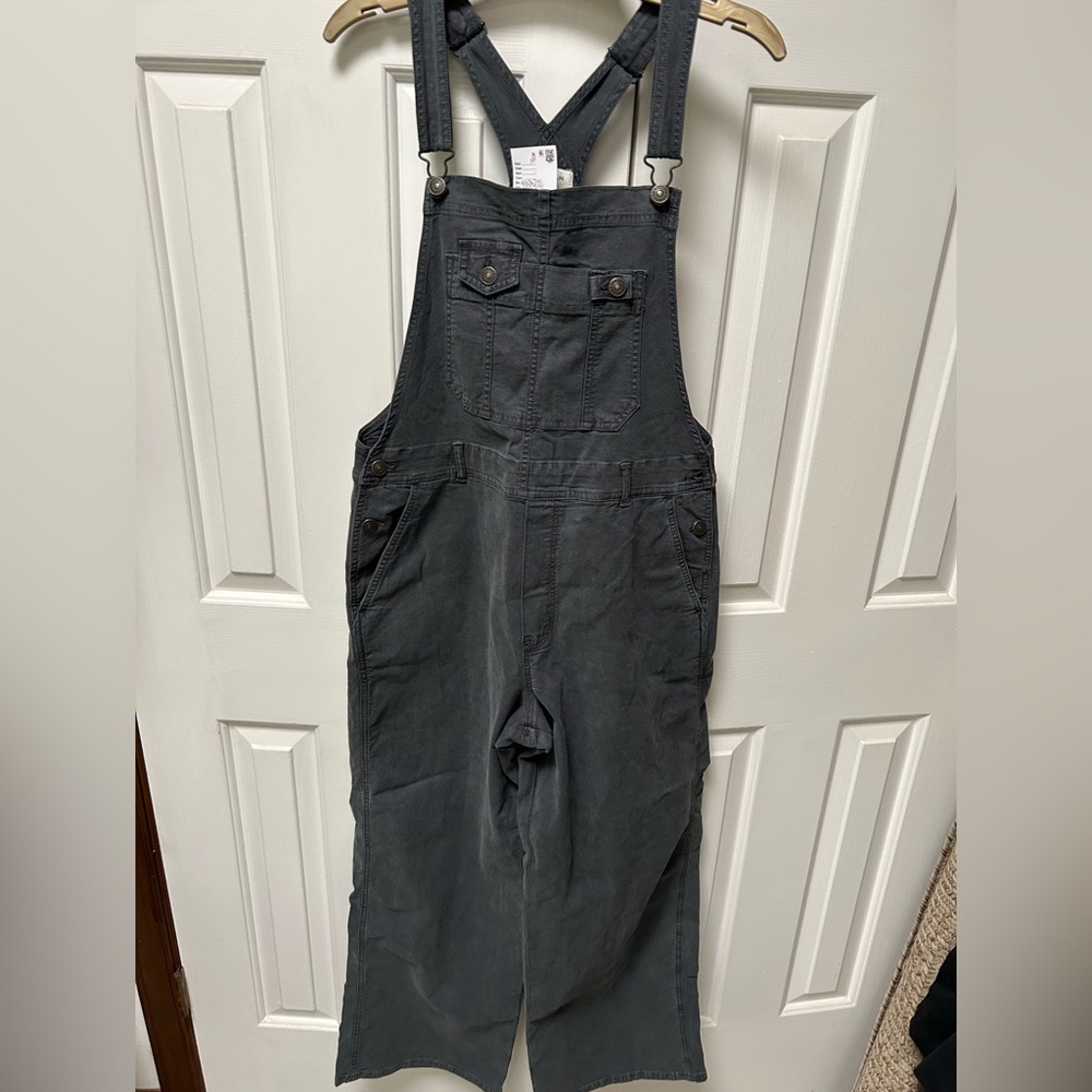 American Eagle Outfitters dark charcoal gray Overalls. Soft comfy fit. Boot leg.